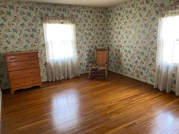3rd image of 102 Sterling Ave