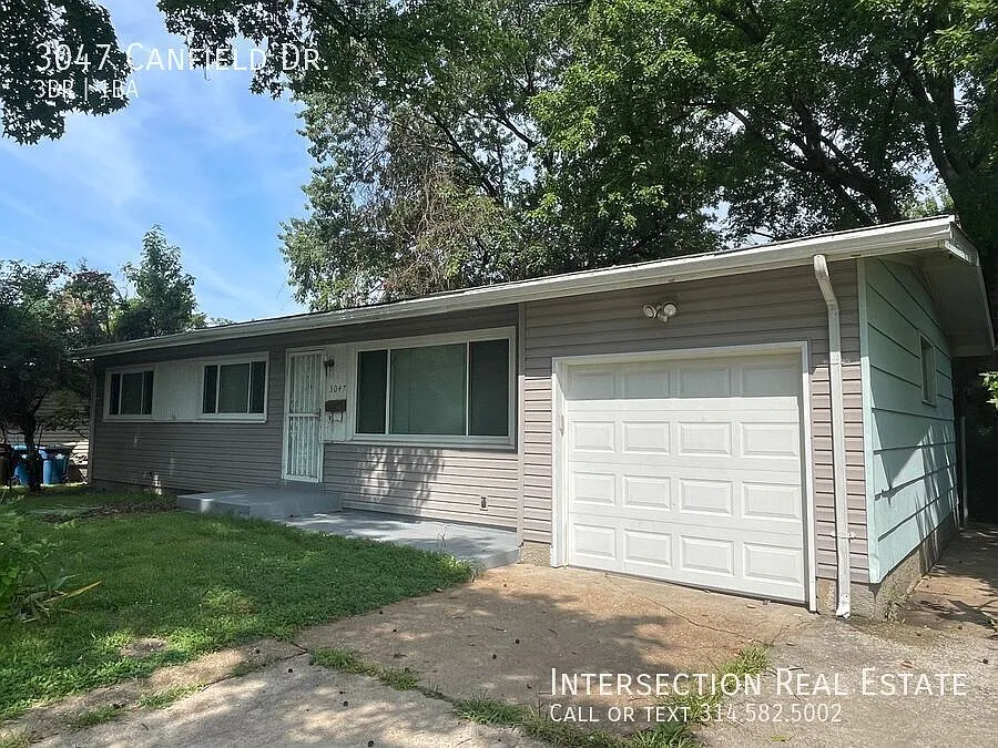 Adorable 3Bed/1Bath with Finished Basement and Garage Parking — Photo 2
