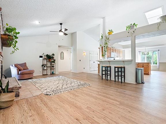 5th image of 40 Luncarty Ln