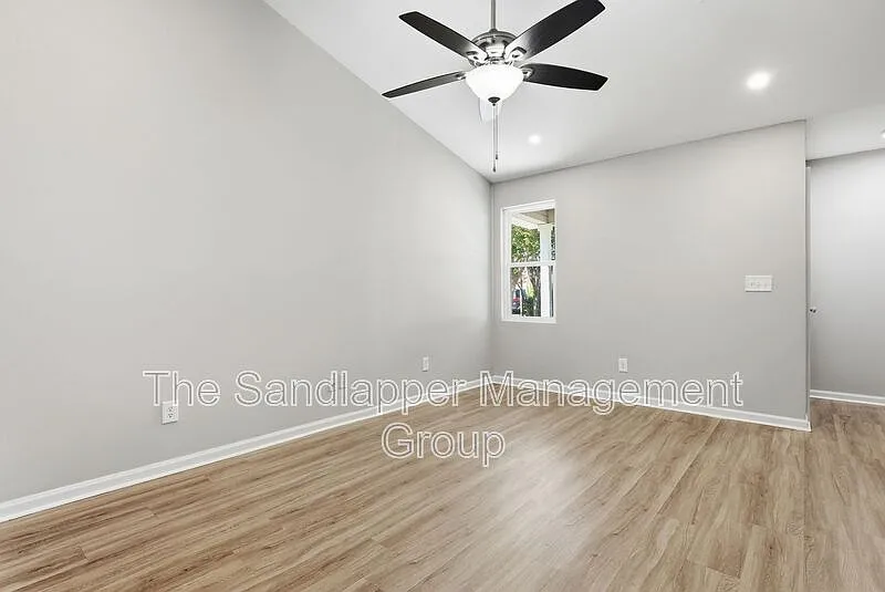 2 bed, 1.0 bath, 866 sqft, $1,800 — Photo 4
