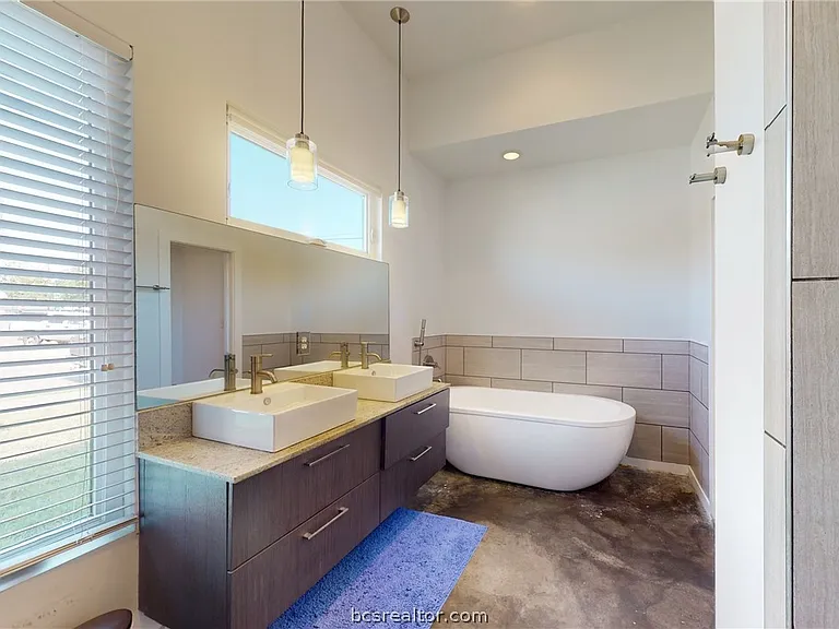 217 N Houston Ave — Photo 15