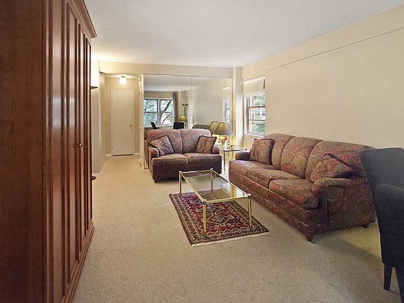5th image of 321 E 45th St APT 5C