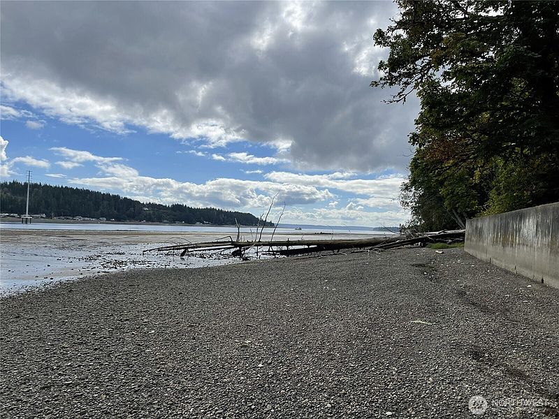 5th image of 560 E North Bay Road