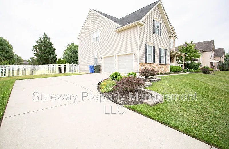 5 bed, 3.0 bath, 3704 sqft, $4,500 — Photo 2