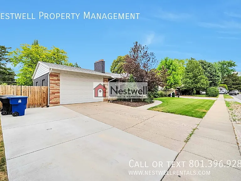 1335 E Maplewood Dr — Photo 2