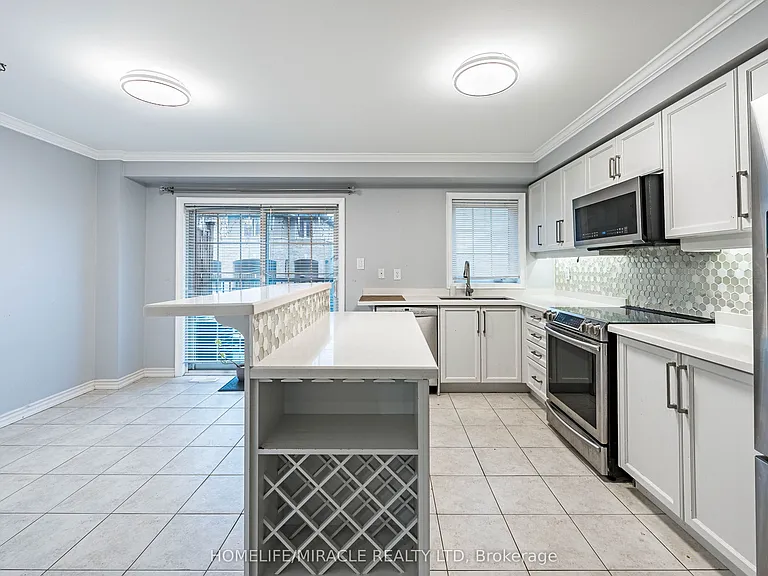 419 Rossland Rd E — Photo 12