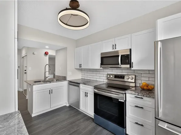 700 Dynes Rd #401, Burlington, ON L7N 3M2