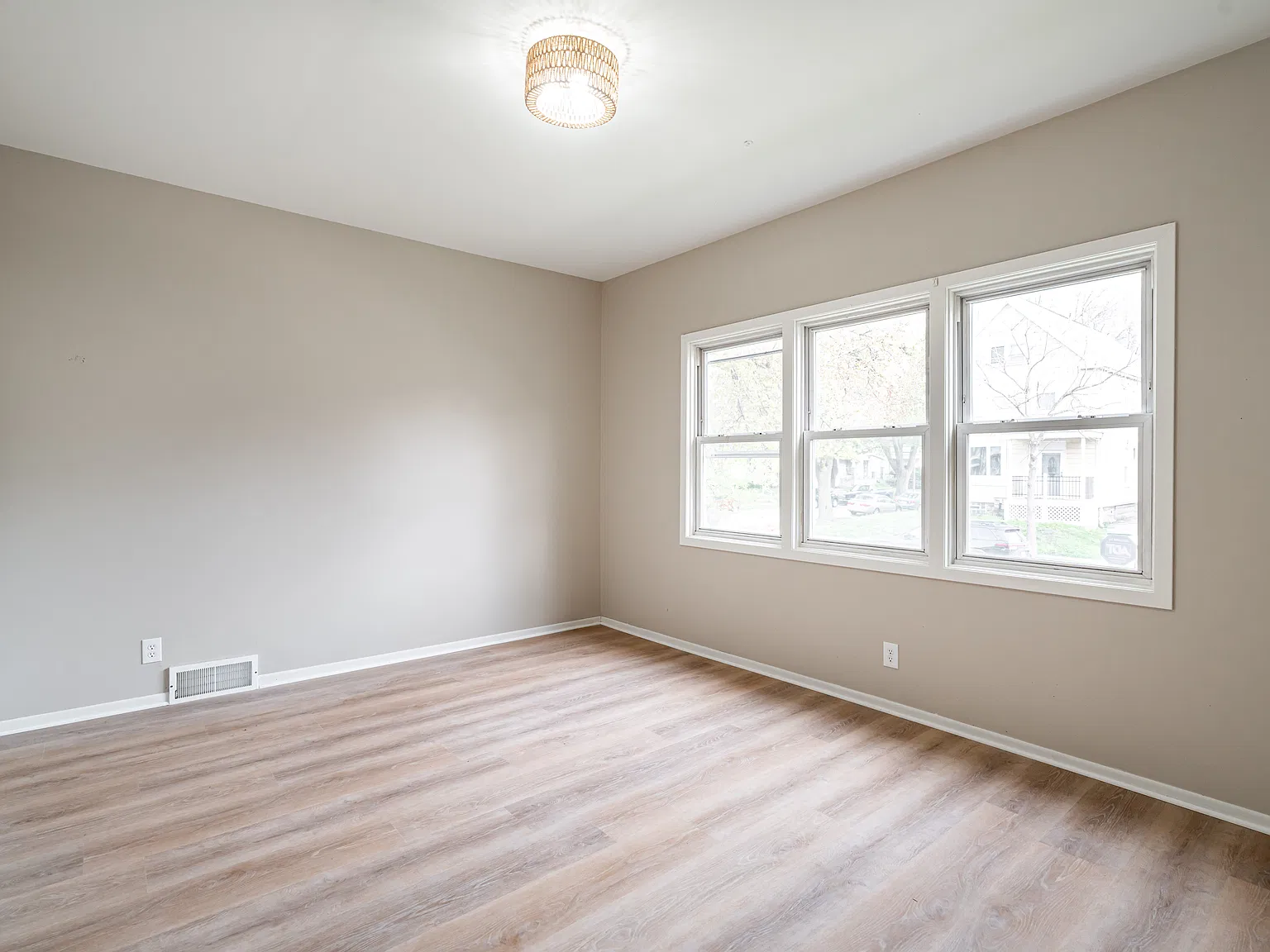 2 bed, 900 sqft, $1,600 — Photo 4