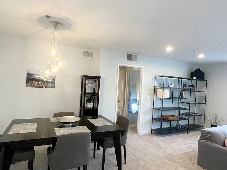 Expandable dining table