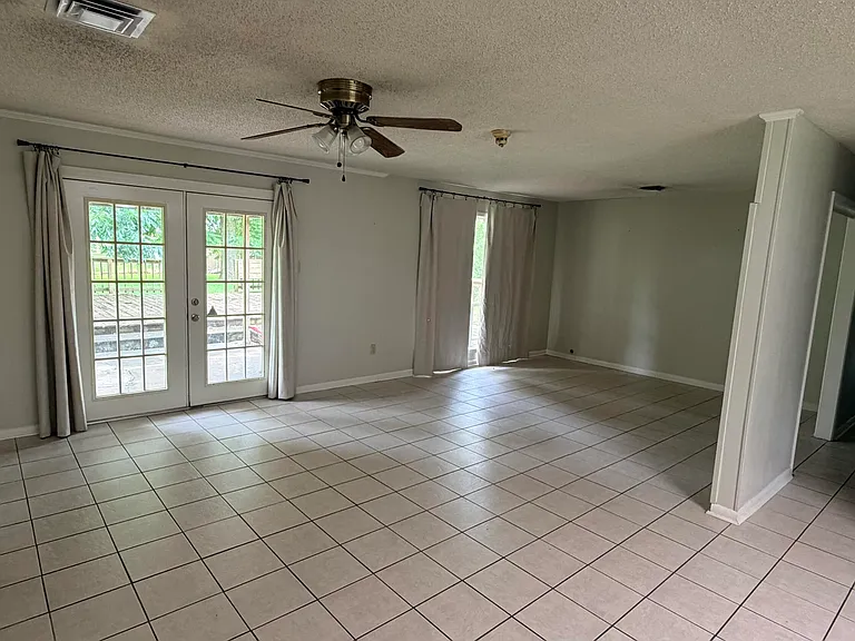 301 Marie Antoinette St — Photo 2