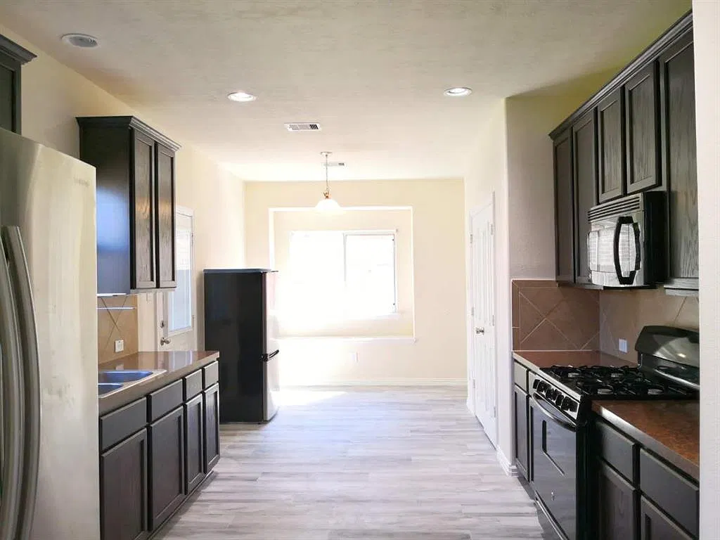 3 bed, 2.5 bath, 2062 sqft, $2,100 — Photo 2