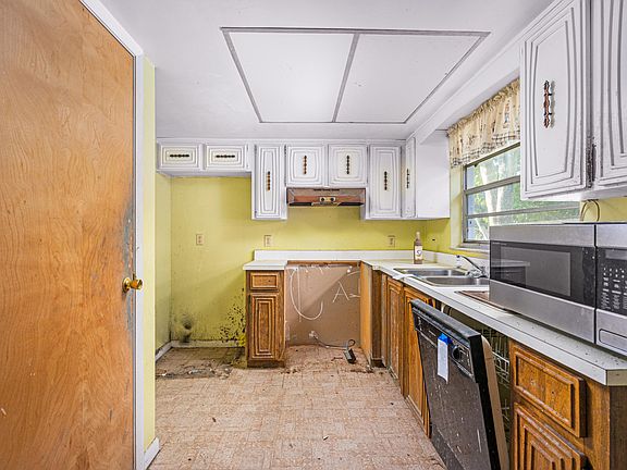 5th image of 608 Williamsburg Dr