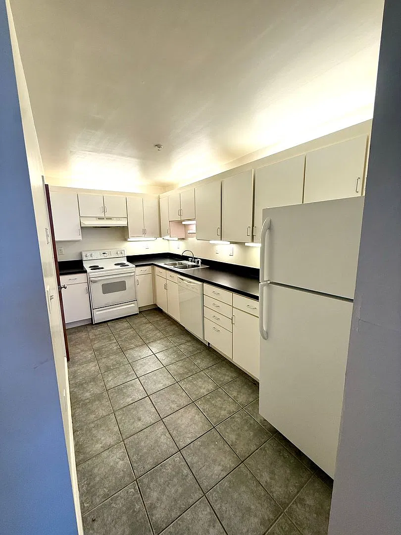 325 W Broad St — Photo 4