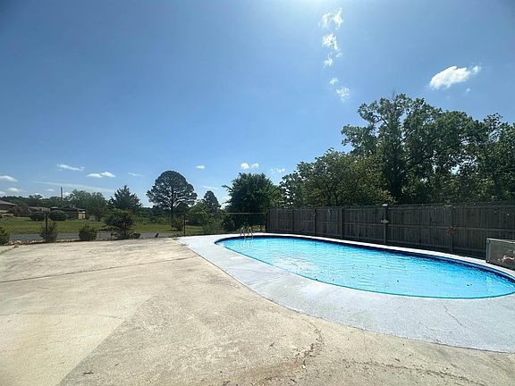 3rd image of 104 Rainbow Ln