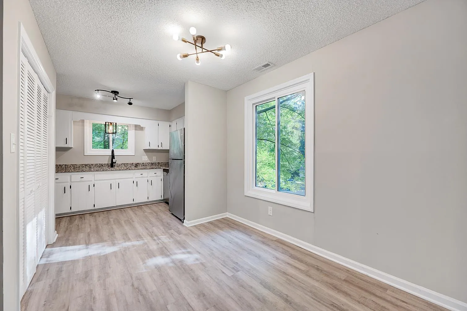 2 bed, 1.5 bath, 1100 sqft, $1,900 — Photo 4