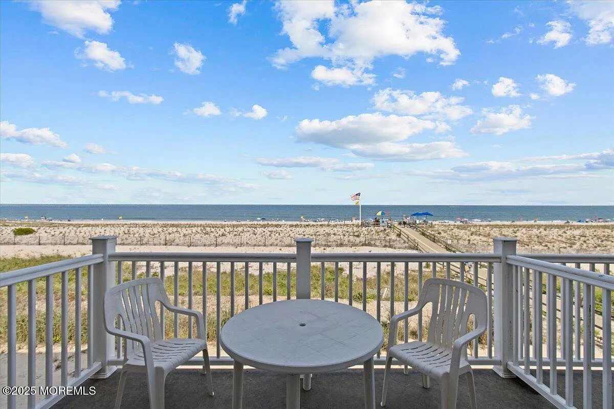 3 bed, 2.5 bath, $4,000 — Photo 1