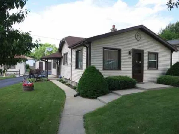 4706 W Mill Rd, Milwaukee, WI 53218