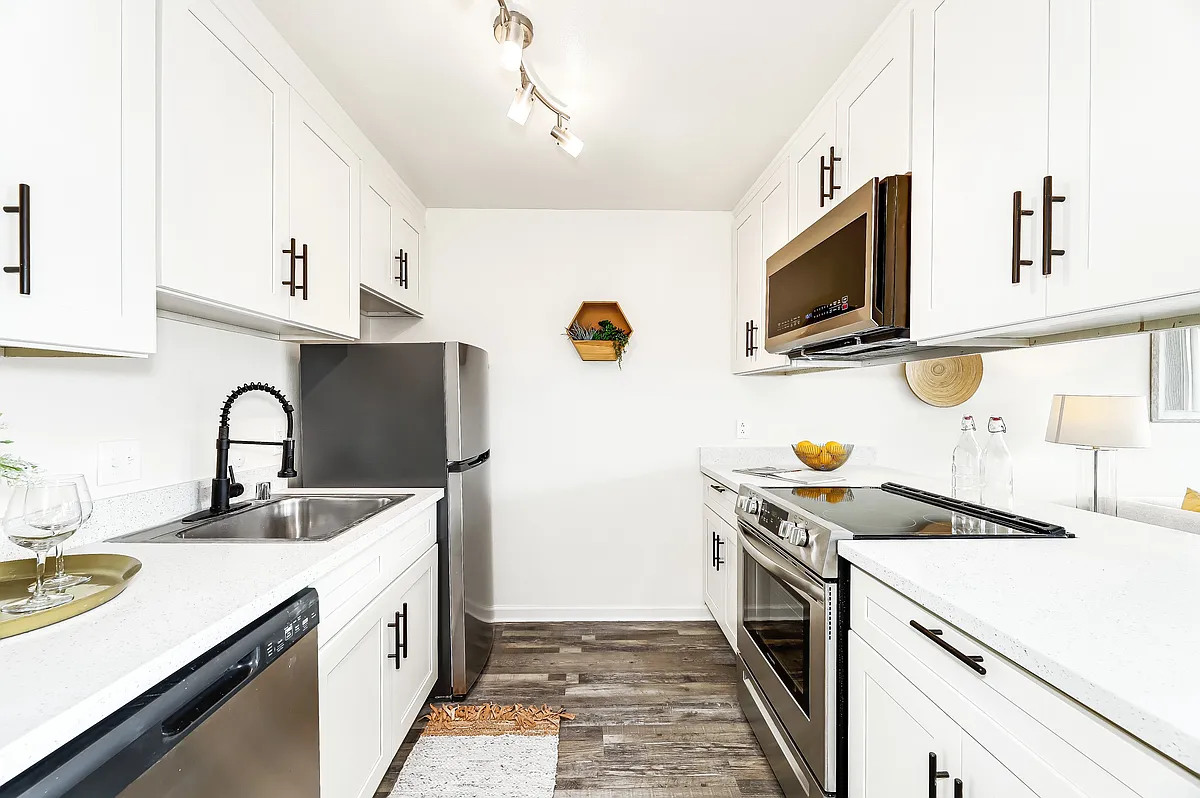 Building Photo - 4054 California Ave SW #3