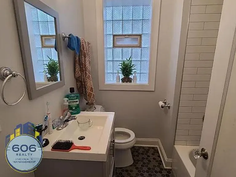 Jumbo 3 bed 2 bath in Jefferson Park! — Photo 11
