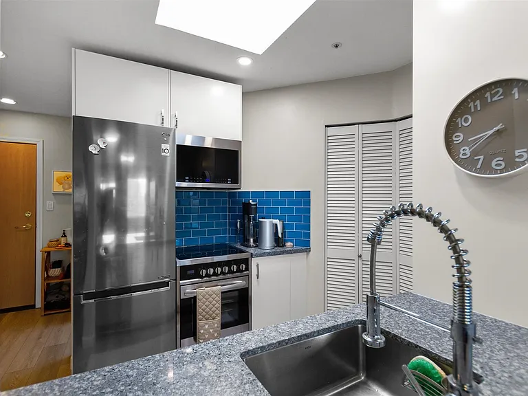 488 Kingsway #Penthouse 414 — Photo 12