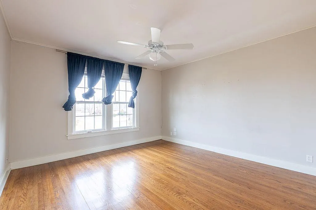 5 bed, 2.5 bath, 3470 sqft, $2,200 — Photo 4