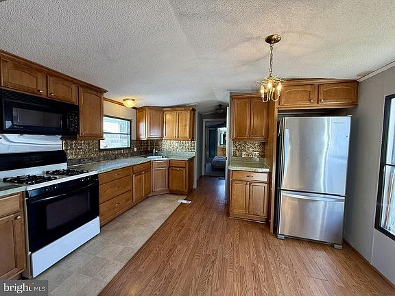 2nd image of 35 Rockywood Ln