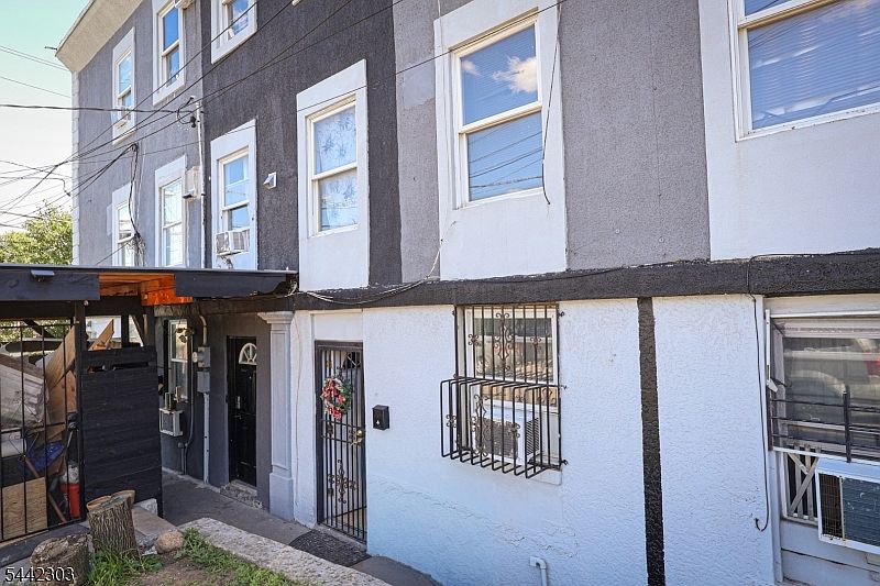 1st image of 10 Oriental St