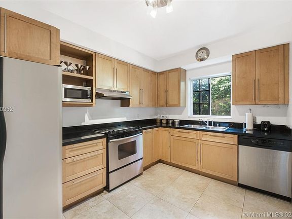 4th image of 920 Venetia Ave