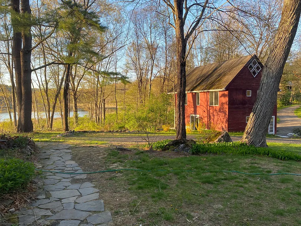 16 Beaver Edge Rd