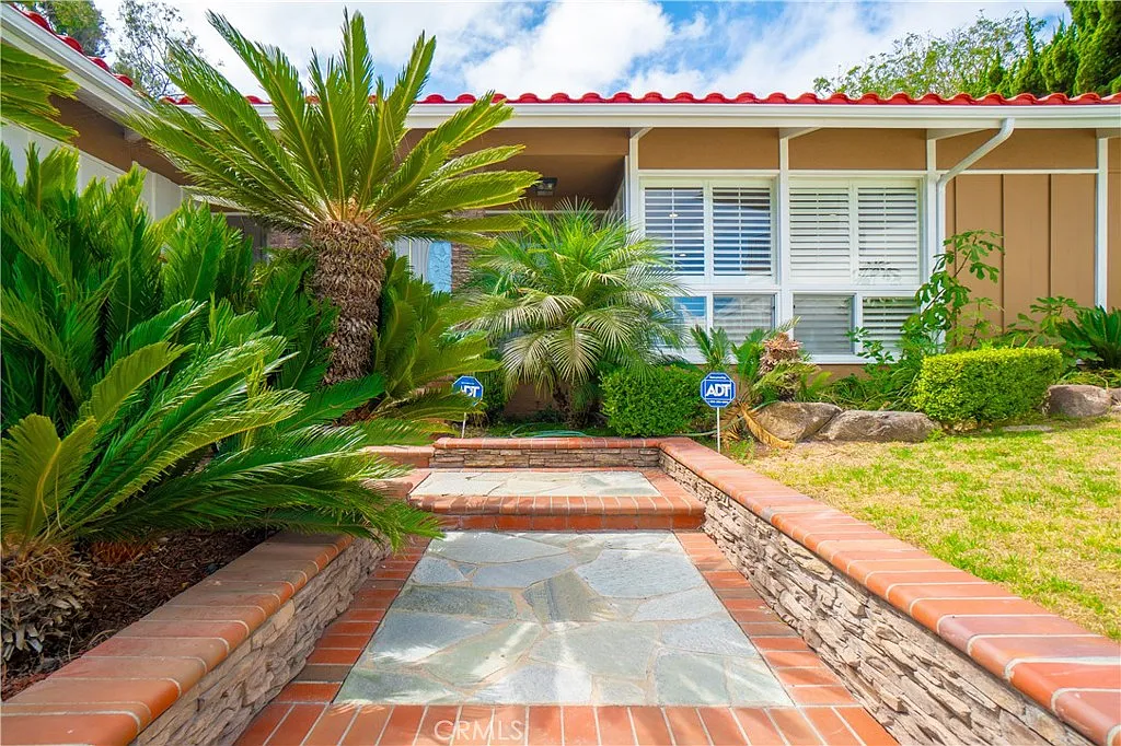 4 bed, 2717 sqft, $8,500 — Photo 3