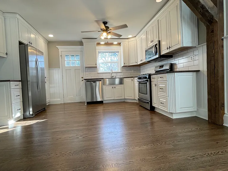 425 N Gates St — Photo 11