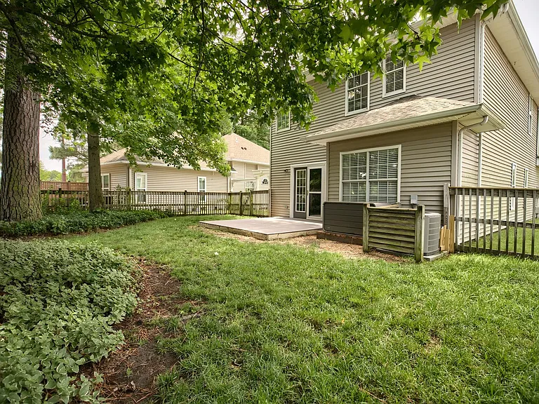805 Vantage Ct — Photo 8