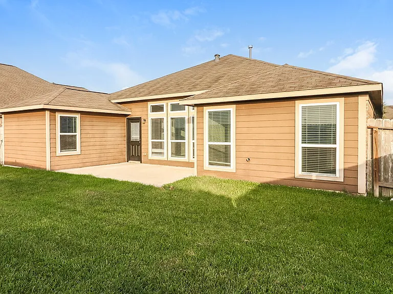 1902 Walnut Green Cir — Photo 15