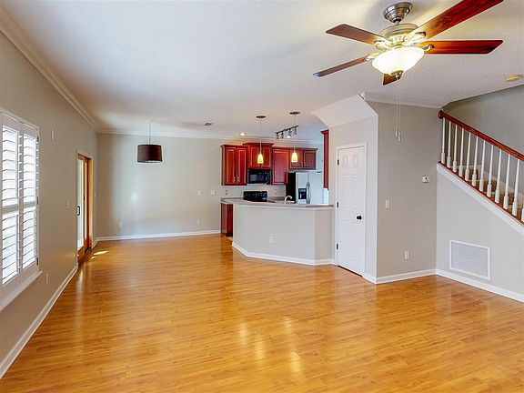 2nd image of 165 Summerhill Cir