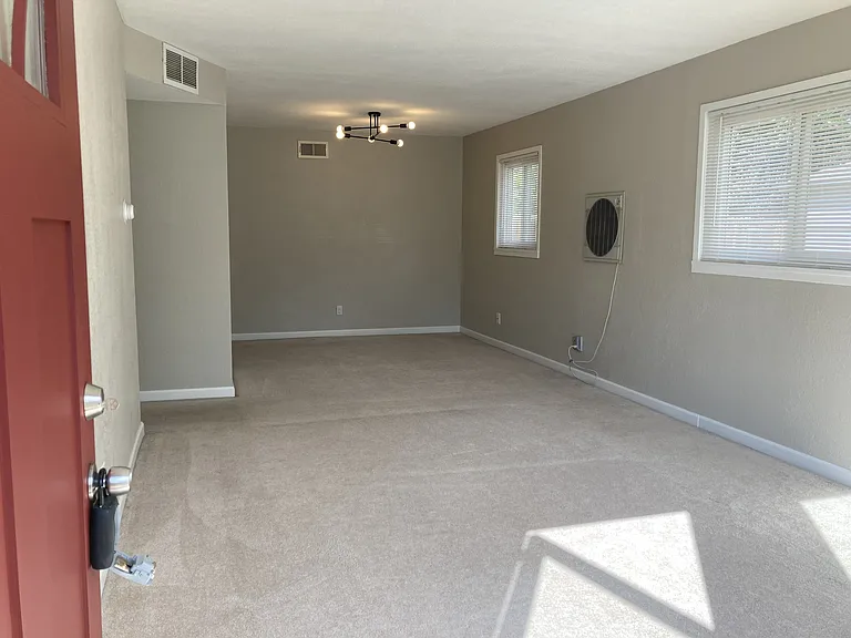 1143 Worchester St — Photo 3
