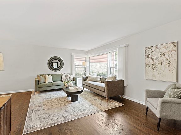3rd image of 221 W Sheridan Pl
