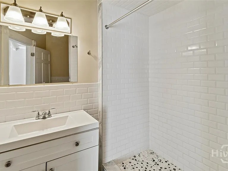 413 E Waldburg St #B — Photo 17