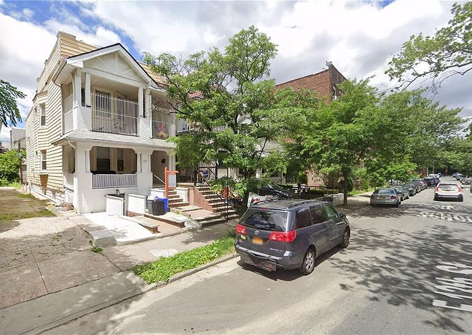 2nd image of 922 E 13th St
