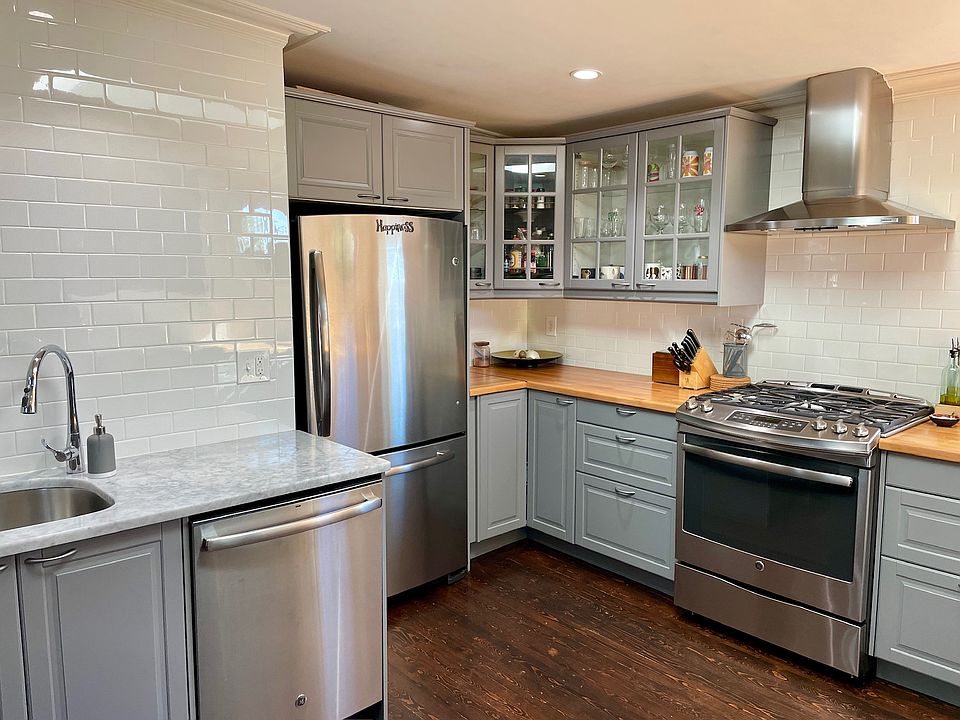 Chef's Kitchen (freezer, fridge, hidden microwave above fridge)