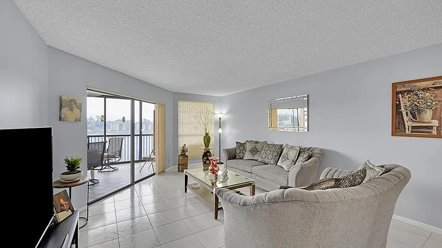 Building Photo - 7250 Fairfax Dr #302
