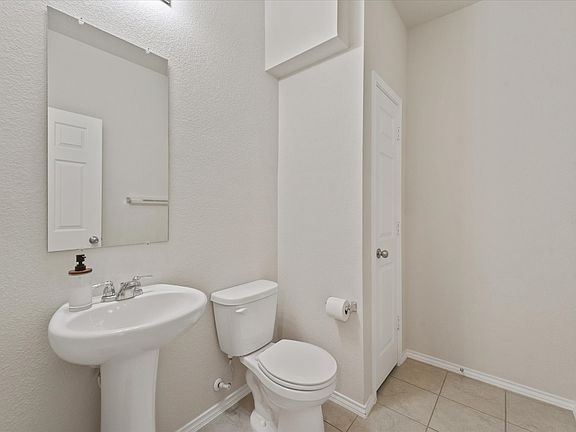 3rd image of 824 Lemongrass Ct