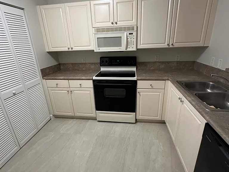 619 E Sheridan St #106 — Photo 5