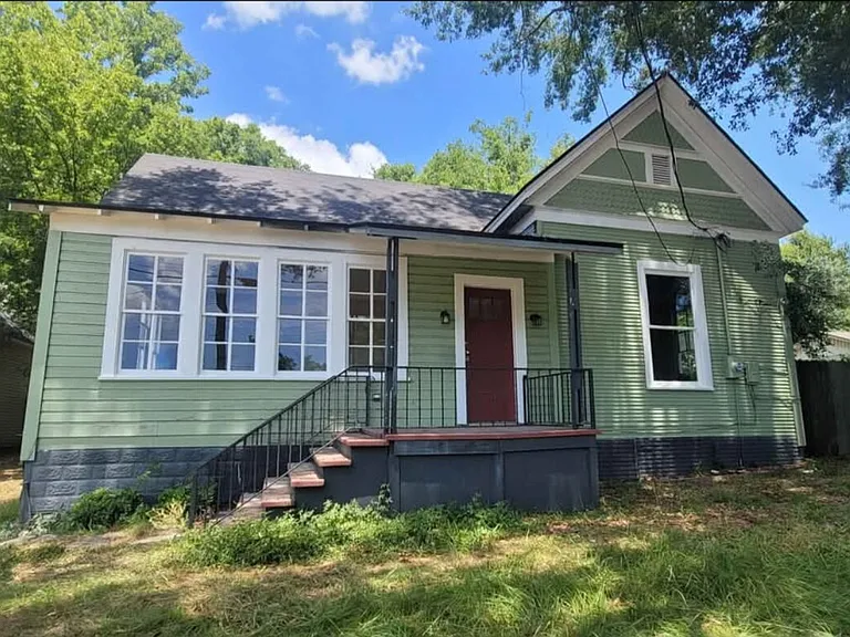 1005 E Fannin St — Photo 1