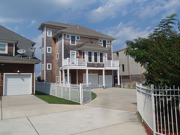 3rd image of 1407 E Ocean View Ave