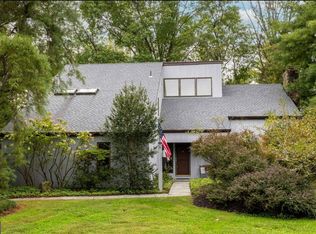 2 Fox Pond Dr, Spring House, PA 19477