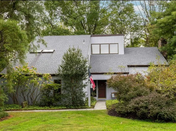2 Fox Pond Dr, Spring House, PA 19477