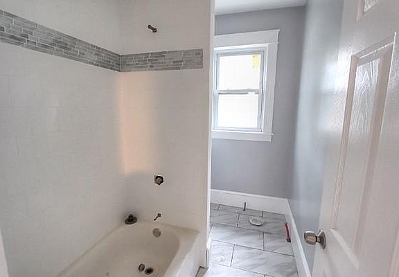 4th image of 493 West Ave #2