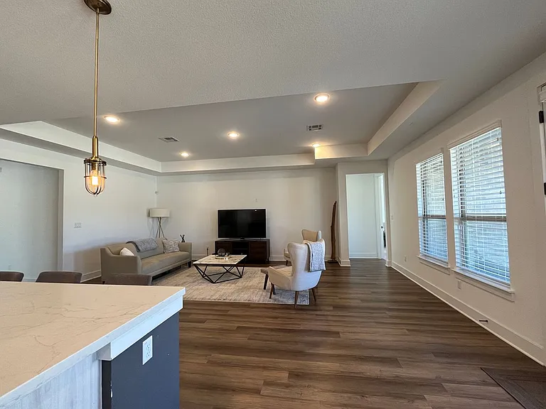 1404 Castalo Ln — Photo 8