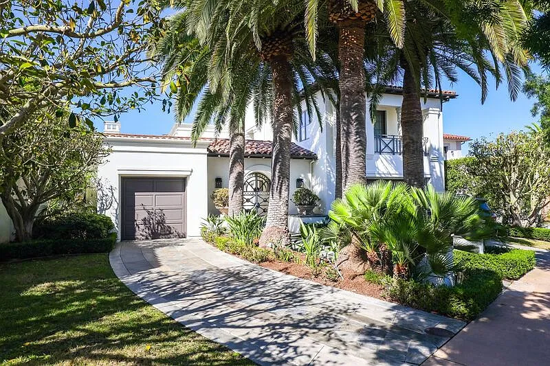 4 bed, 4.5 bath, 5000 sqft, $22,500 — Photo 4