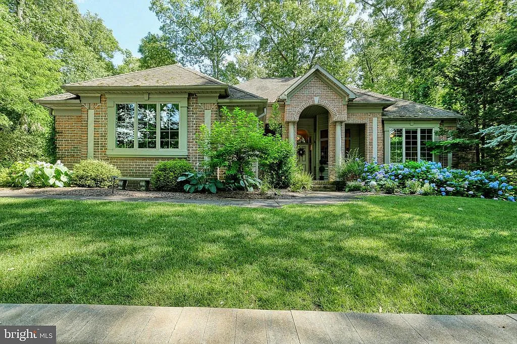 122 W Crestlyn Dr photo 1